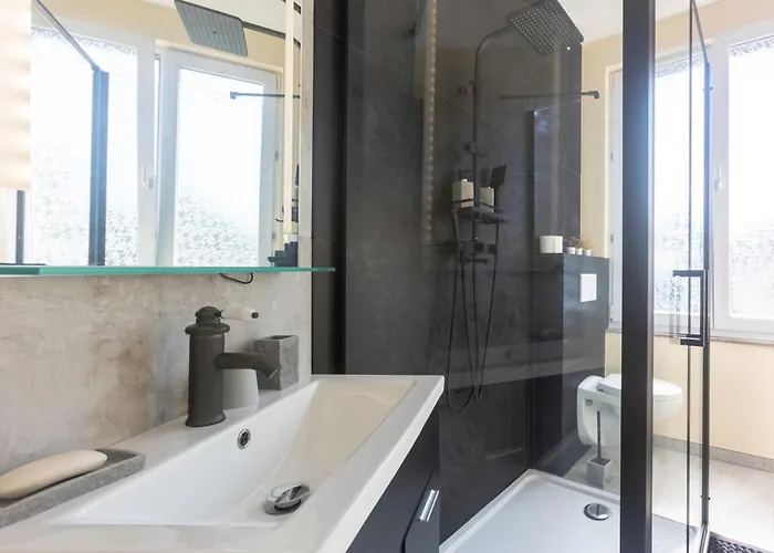 New York à Moderne Avec Salle De Bain Privée Spacieuse, Check In Autonome, 2eme Etage Maison d'hôtes Liège